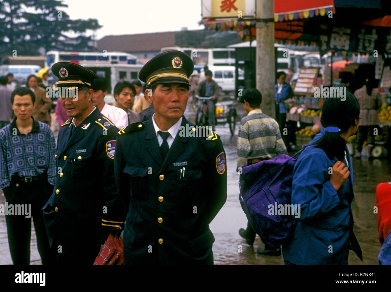 Persone 2 due maschi uomini anziani ufficiali militari personale indossando la sorveglianza uniforme Kunming nella provincia dello Yunnan in Cina Asia Foto Stock