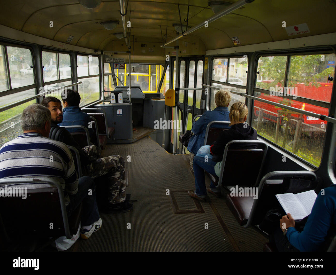 Vista dall'interno di un tram per le strade di Cracovia in Polonia. Foto Stock