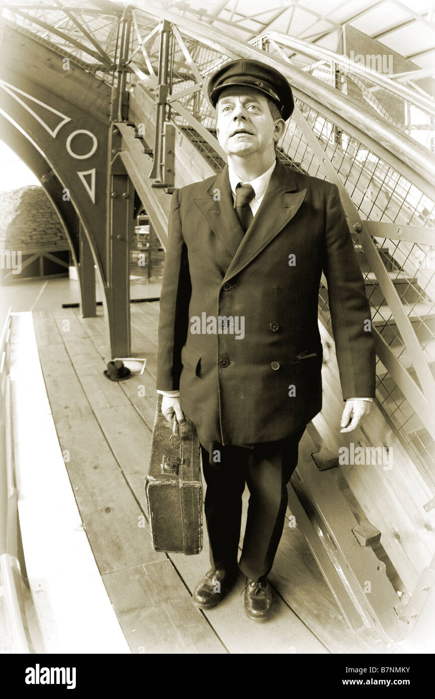 Vecchia Guardia in attesa di un treno a vapore Foto Stock
