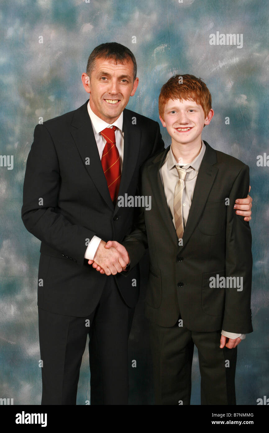 Owen Coyle Bolton Wanders Football Manager (ex Burnley Manager) con Coronation Street attore Sam Aston che gioca Chesney Brown Foto Stock