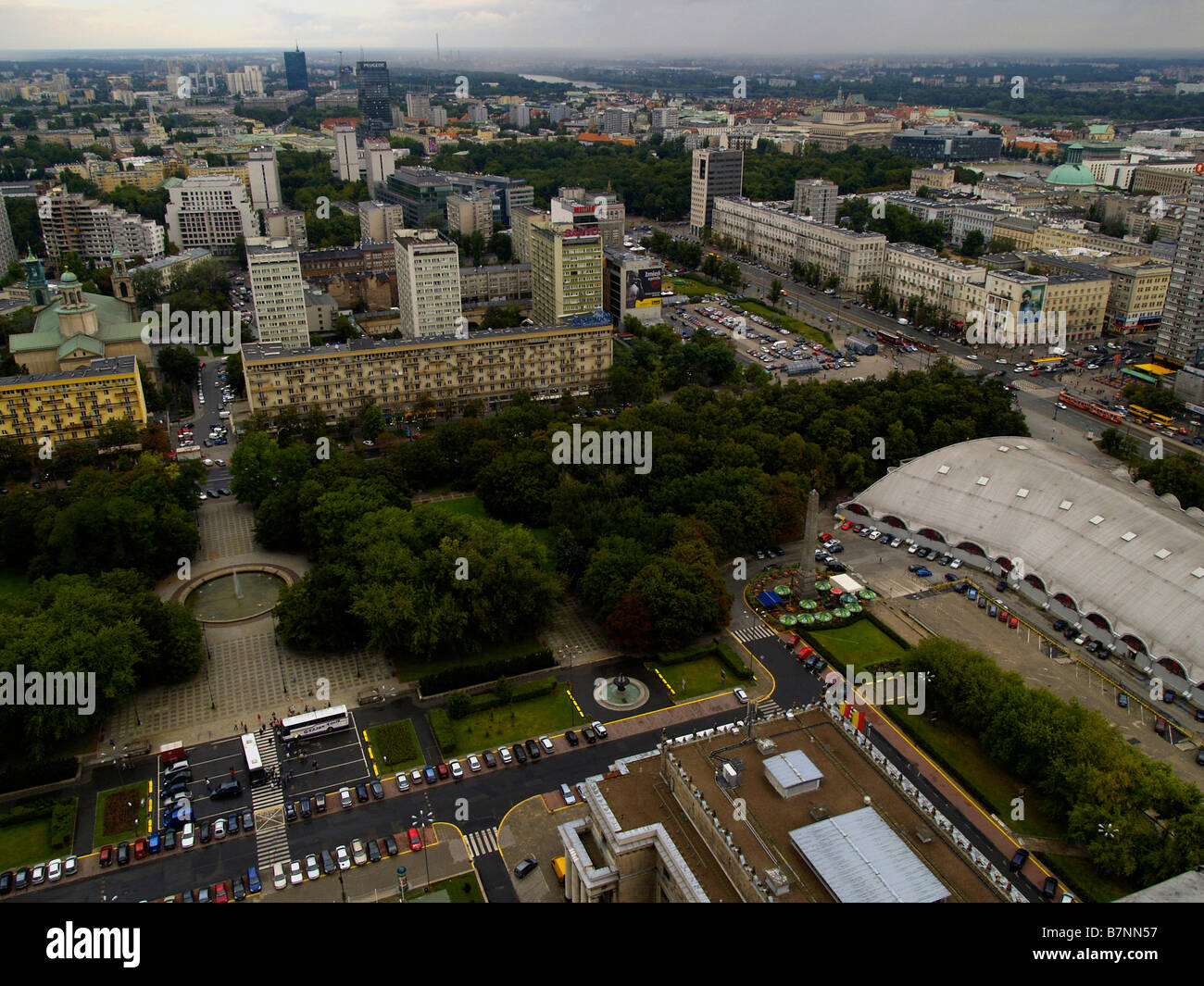 Vista panoramica della città di Varsavia dal trentesimo piano di una delle principali attrazioni turistiche: Palazzo della Cultura e della scienza Foto Stock