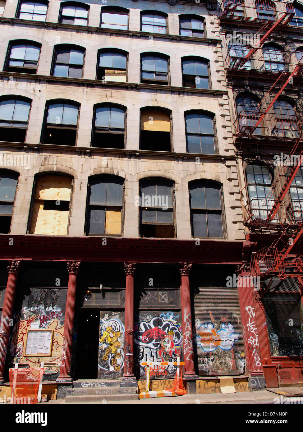 Graffiti-entrata coperta da un edificio di invecchiamento sotto il villaggio, Mangattan, New York. Foto Stock