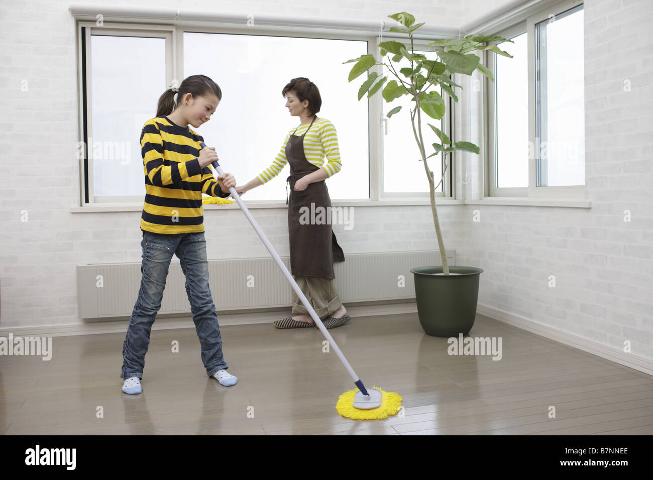 La figlia e la madre la pulizia Foto Stock