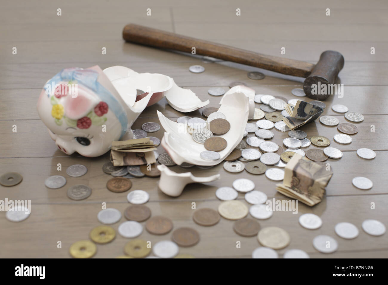 Rotto casella di risparmio e un martello Foto Stock