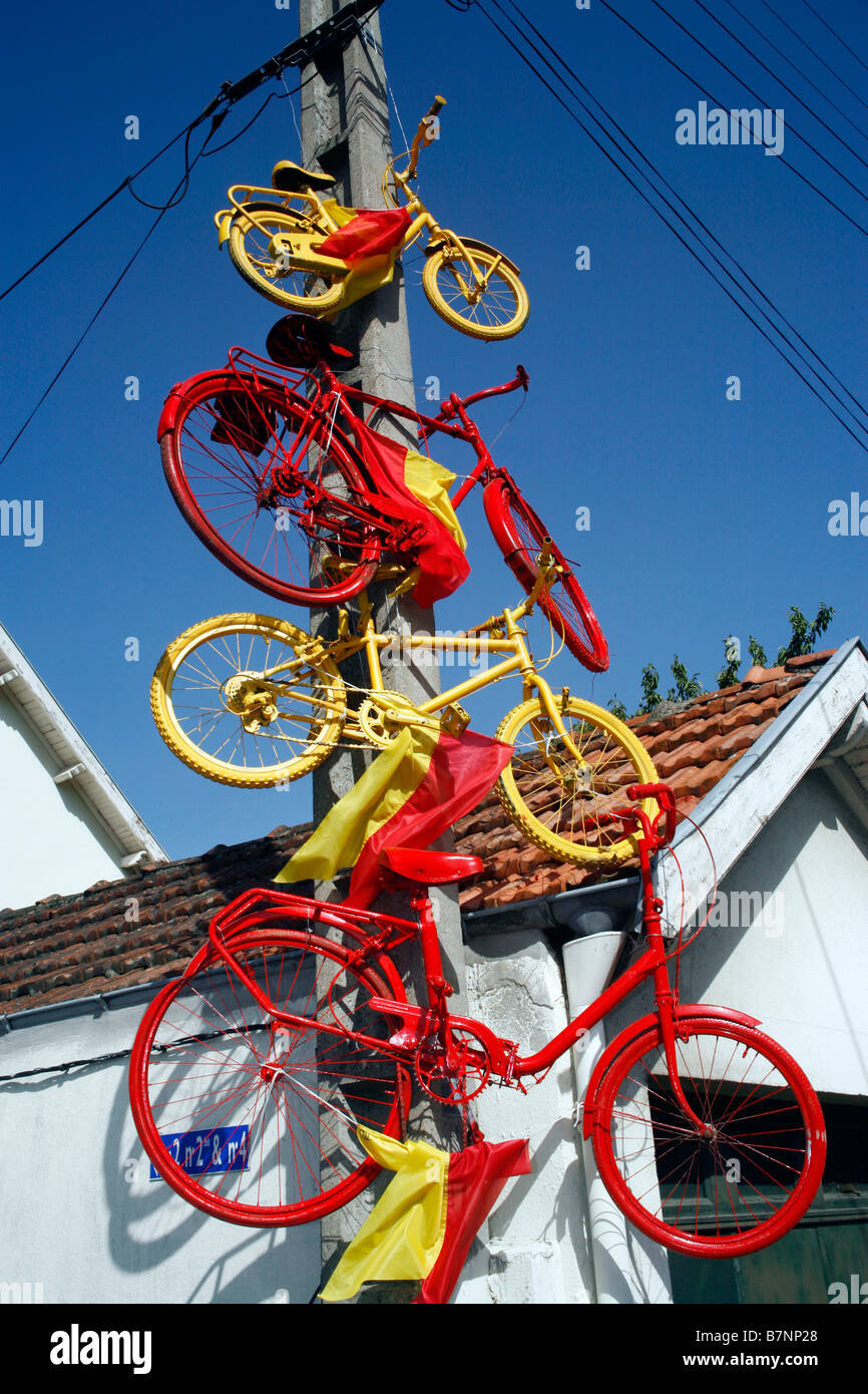 Biciclette verniciate appeso su un palo del telegrafo per commemorare il passaggio del Tour de France, Foix, Francia. Foto Stock