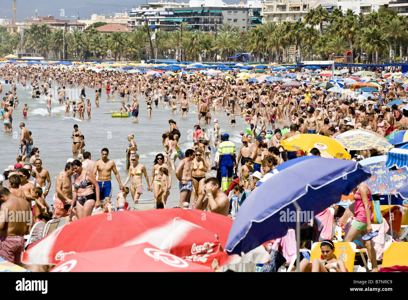 Affollata Spiaggia di Salou in estate Foto Stock
