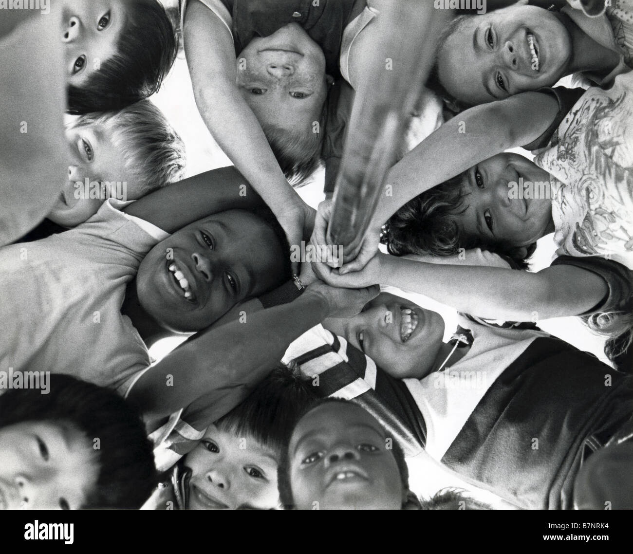 I bambini sulle attrezzature per parchi gioco Foto Stock