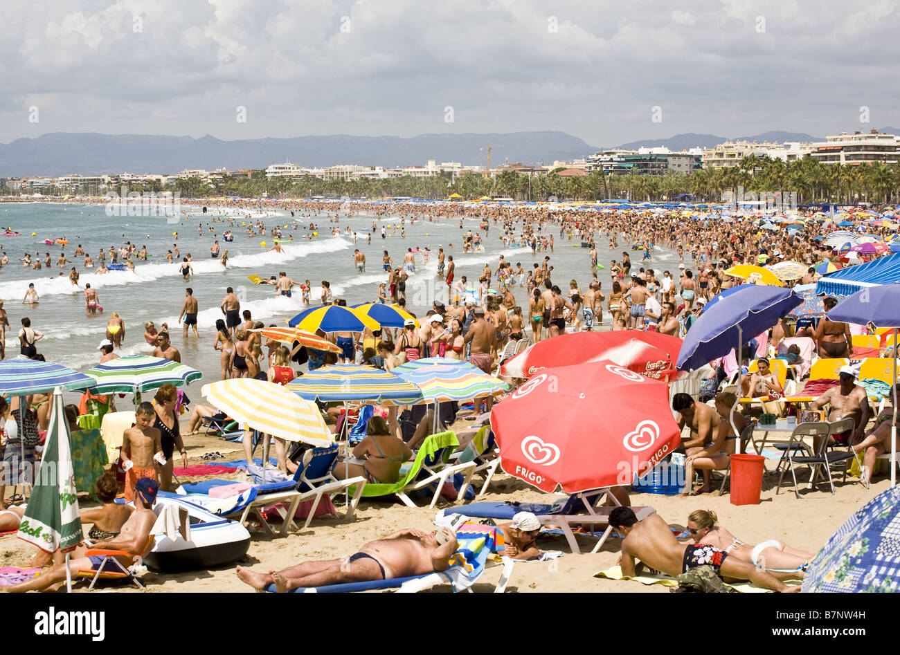 Affollata Spiaggia di Salou in estate Foto Stock