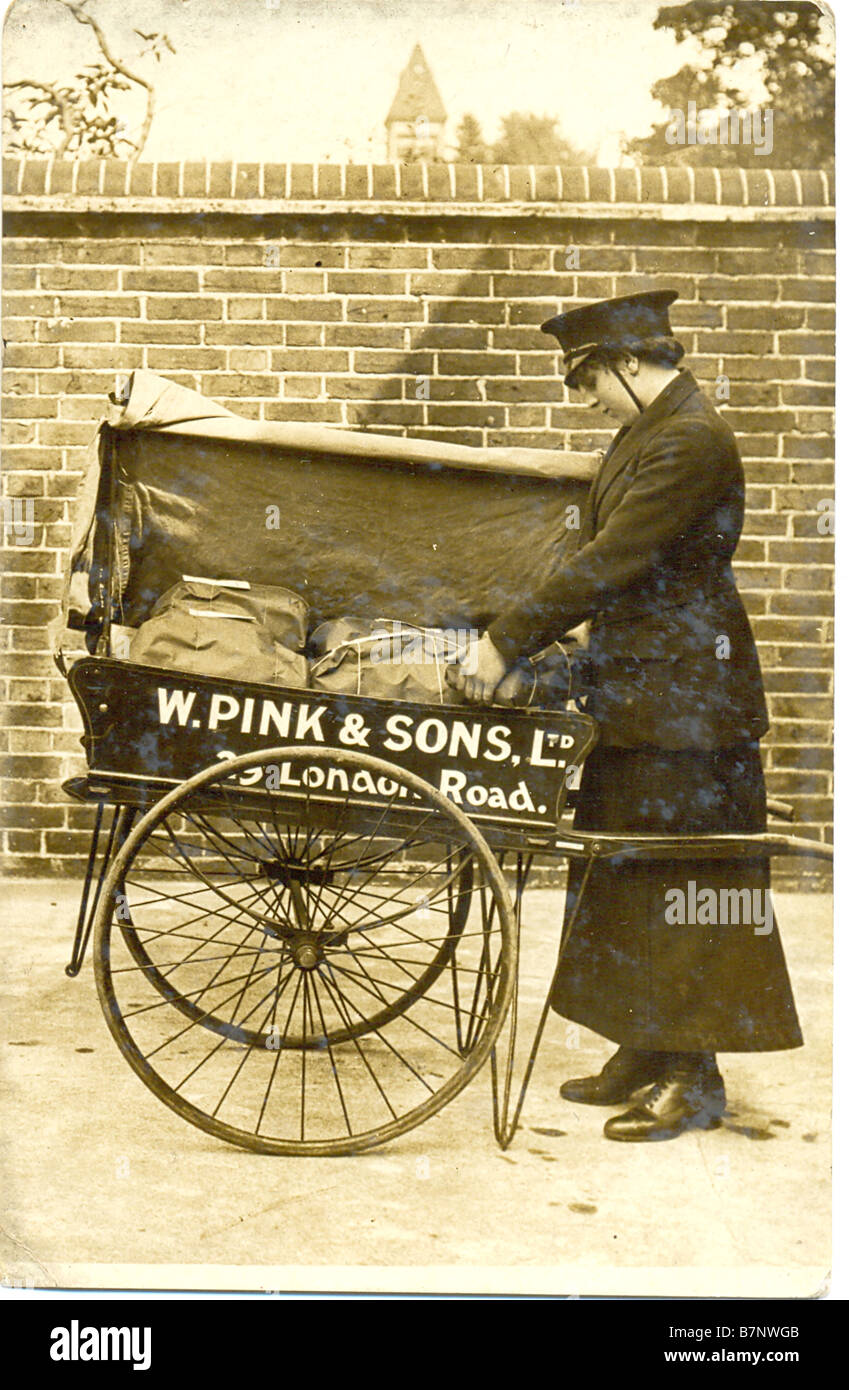 Cartolina Fotografia di postwoman circa 1914 Foto Stock