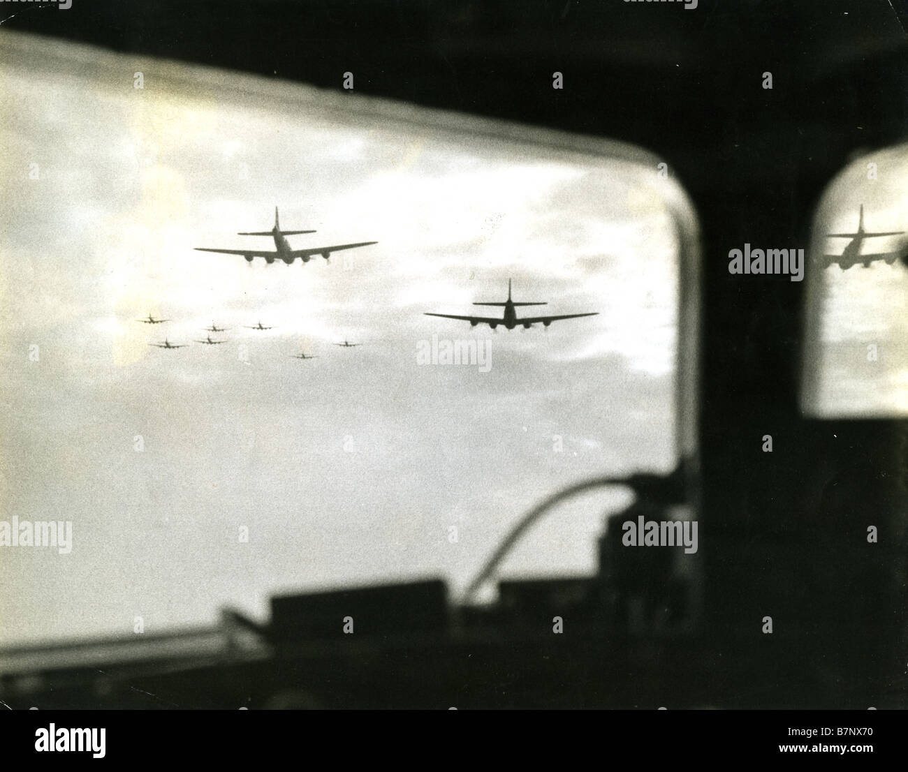 BOEING B-17F battenti fortezze della trentaduesima Bomb Squadron dirigersi verso una destinazione italiana dalla loro base tunisino nel 1943 Foto Stock