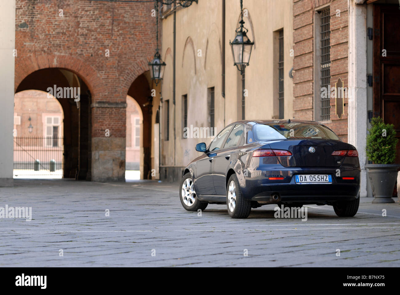 Un Alfa Romeo in Piazza San Giovanni, Torino, Piemonte, Italia. Foto Stock