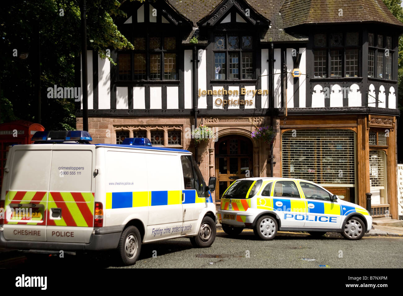 La polizia di van e auto nel centro di Chester, Inghilterra Foto Stock La polizia di van e auto nel centro di Chester, Inghilterra Foto Stock