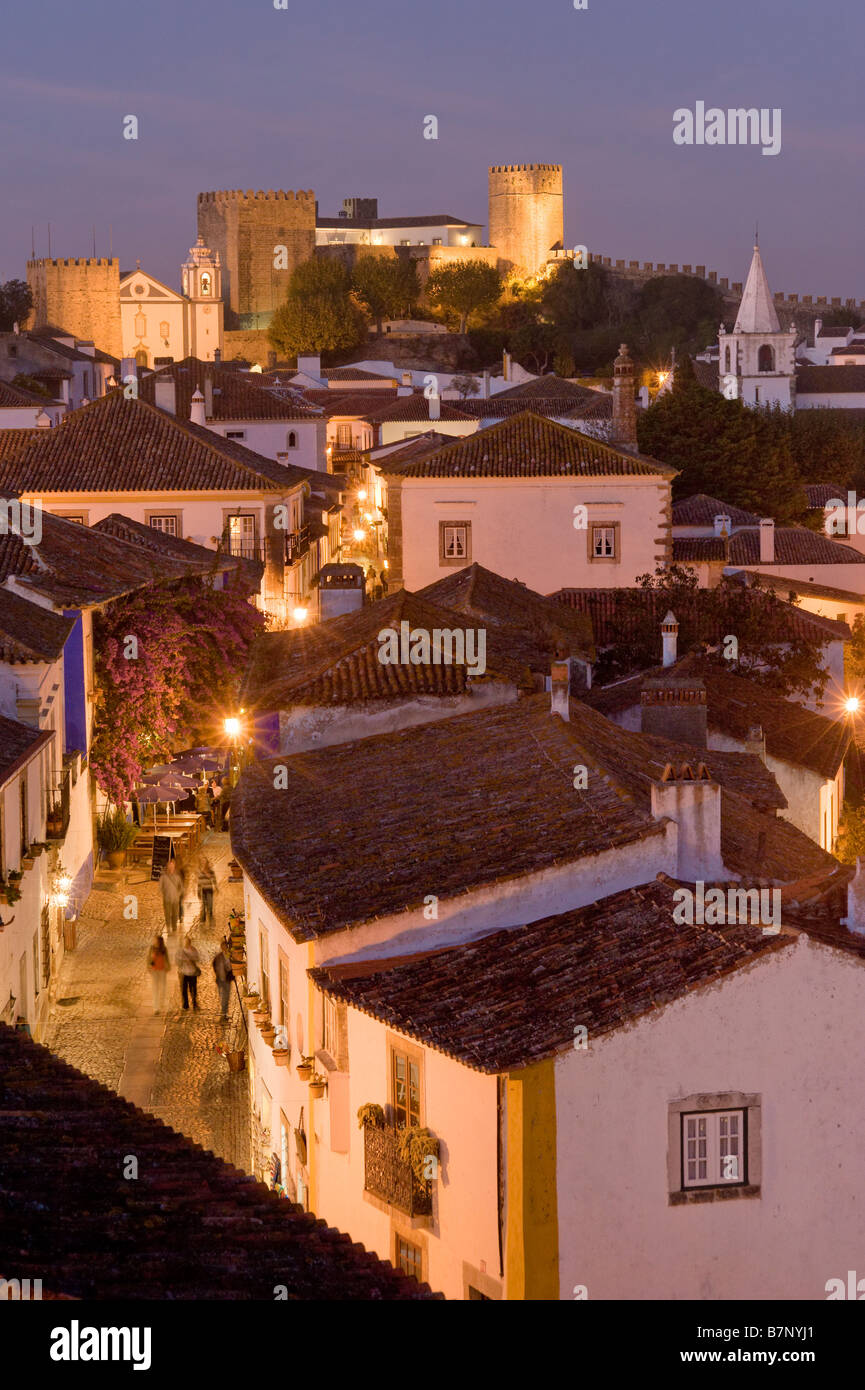 Regione Estremadura, Costa Da Prata, Obidos, Borgo Medioevale, il Pousada, castello e una stretta strada di notte Foto Stock