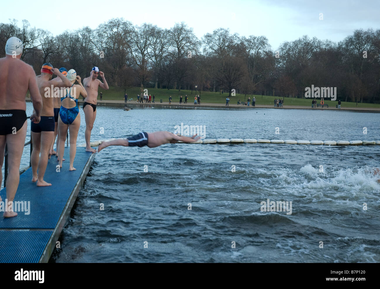 I concorrenti tuffarsi in acqua fredda del Hyde park lido. per l'inizio del 2008 peter pan cup. Foto Stock