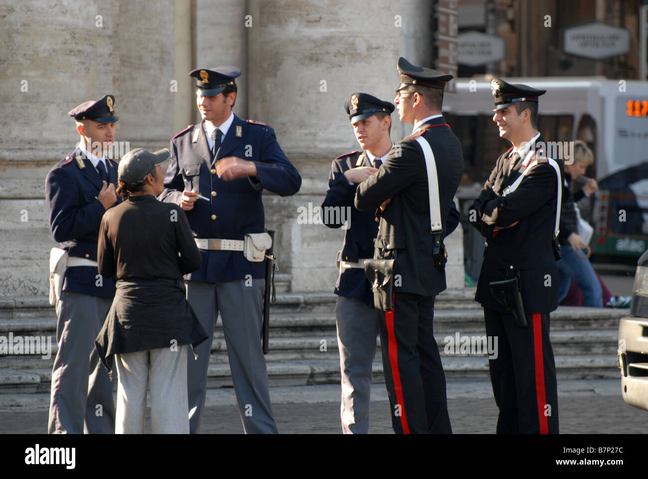 Gli uomini della polizia dando indicazioni turistiche in Piazza del Popolo a Roma Italia Foto Stock