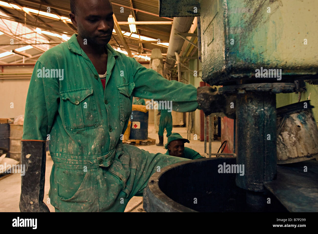 La vernice fabbrica di produzione. Nairobi, in Kenya. Foto Stock