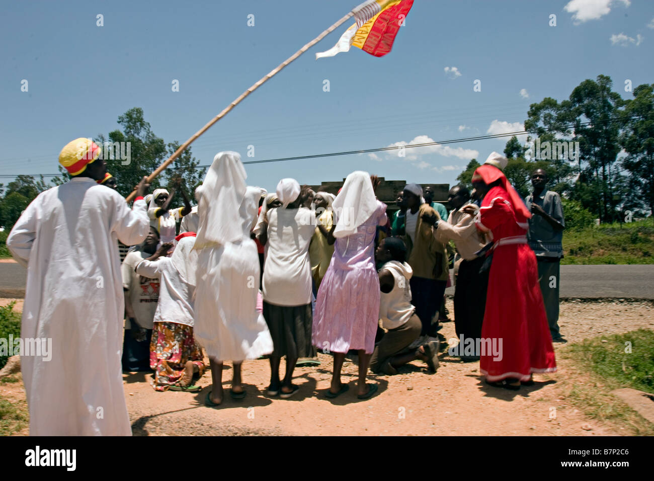 Christian animismo una setta di cristiani in Kenya noto come Mokorinos sono spesso visto in processione ogni domenica. Mumias, Kenya Foto Stock