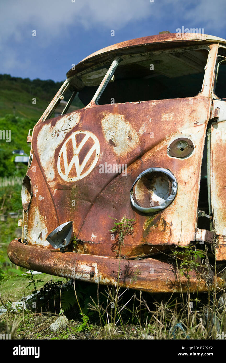 La parte anteriore di un travagliato, abbandonati e arrugginita Mk1 60's VW camper van Foto Stock