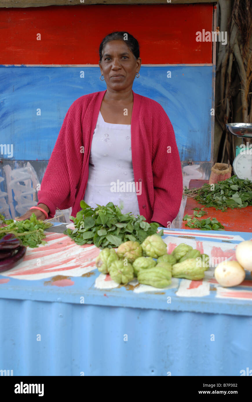 Donna su Maurizio vendendo la sua gamma di verdure Foto Stock