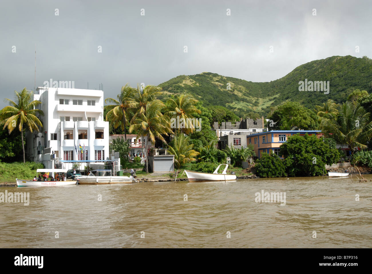 Ville esotiche alla foce di un fiume sulla isola di Mauritius nota il colous dell'acqua una tempesta torrenziale il giorno prima Foto Stock