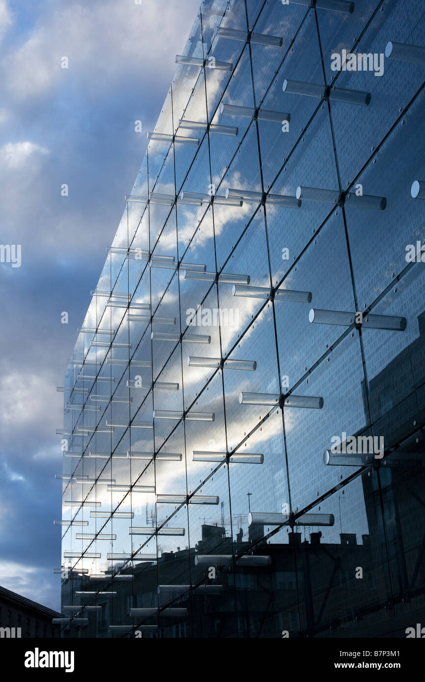 Nuvole riflettono in pareti di vetro di un edificio in Cracovia in Polonia. Foto Stock