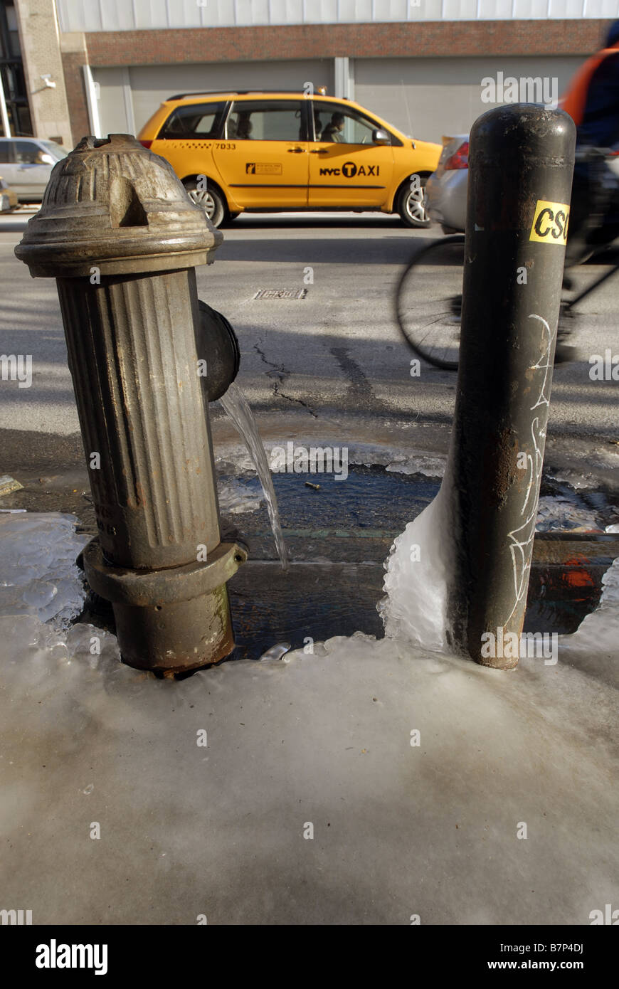 Un gocciolamento idrante di fuoco si blocca in 16 gradi temperature in New York venerdì 16 gennaio 2009 Richard B Levine Foto Stock