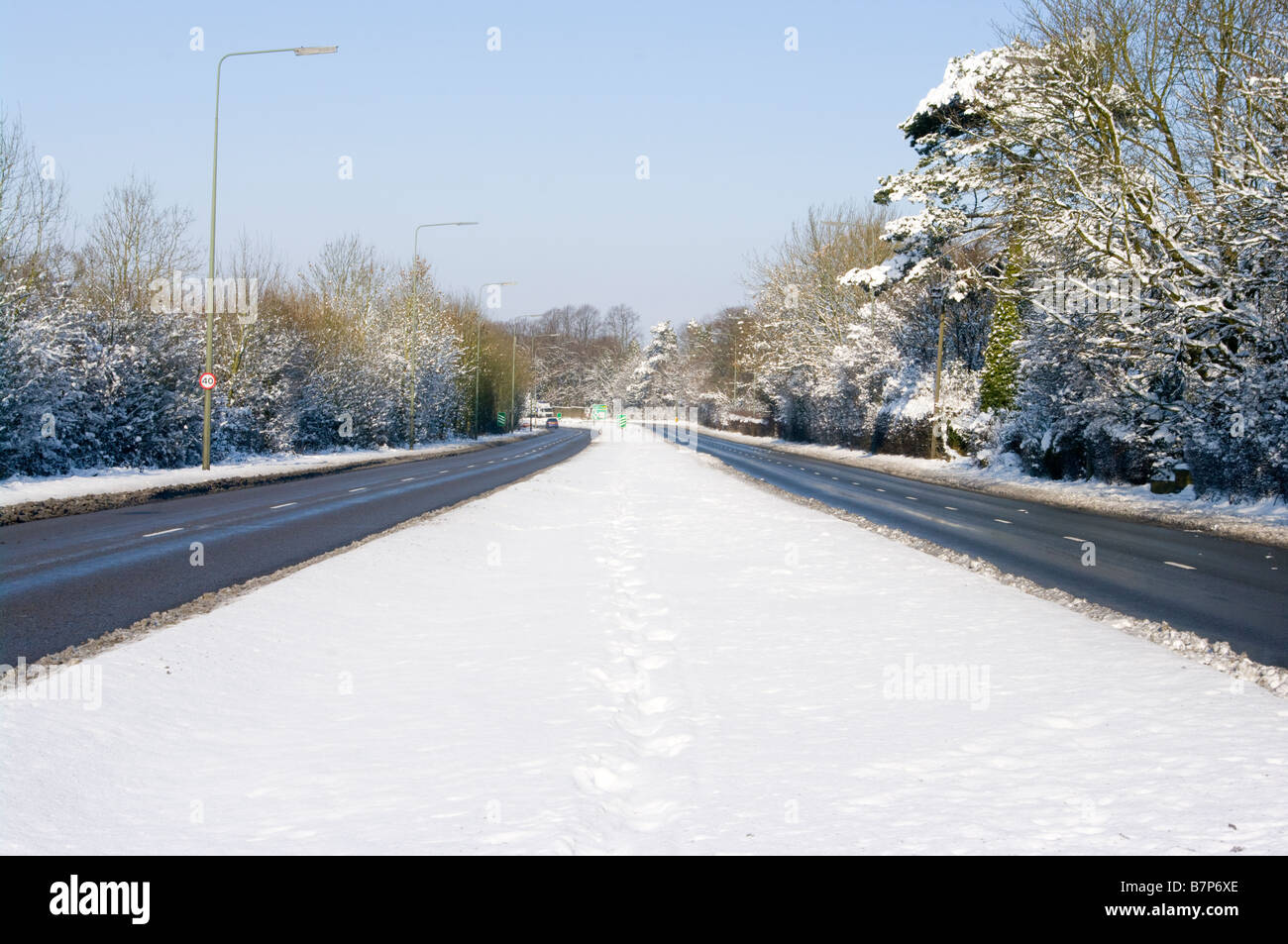 A217 M25 approccio Road Surrey in Inghilterra Gritted strade strada chiara cancellato di neve Foto Stock