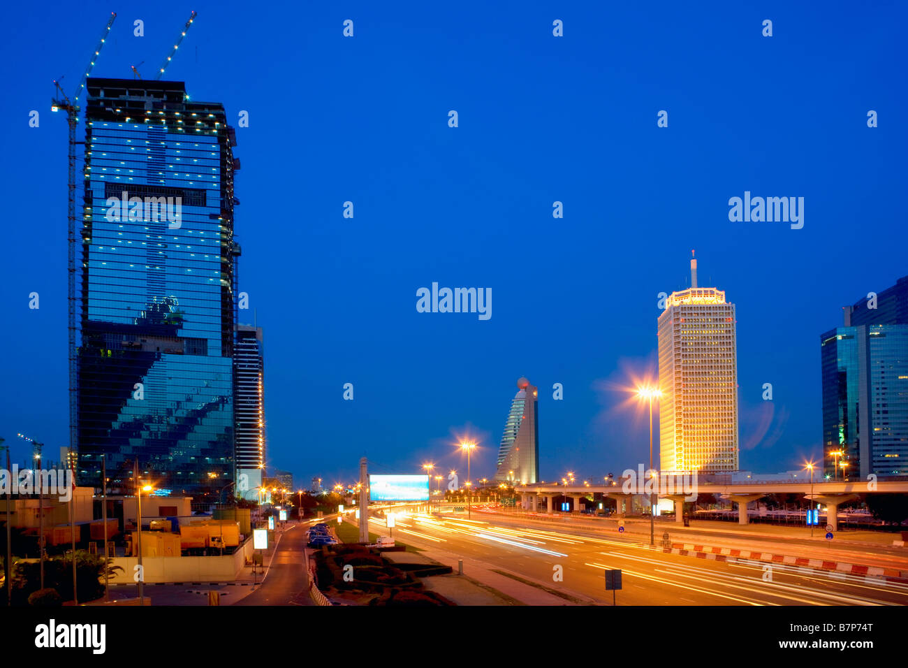 Sheik Zayed Road di notte a Dubai Foto Stock
