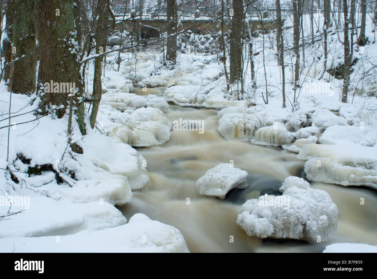 Acqua di fusione streaming verso il basso in un paesaggio invernale Foto Stock