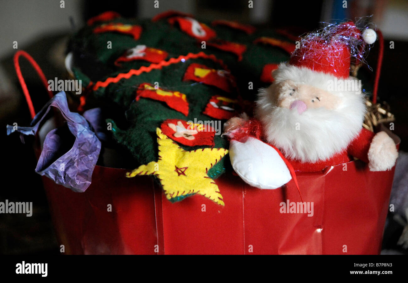 Addio a Christmas Santa e un avvento calandra sono messi awayin un sacchetto fino al prossimo dicembre. Foto Stock