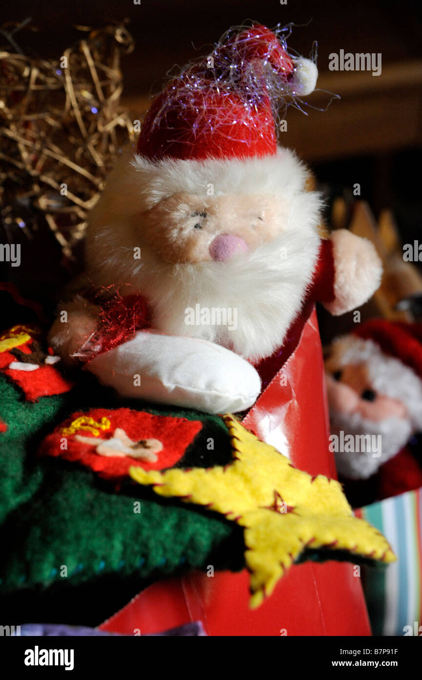 Addio a Natale. Santa e un avvento calandra sono riposti fino al prossimo dicembre in un sacchetto. Foto Stock