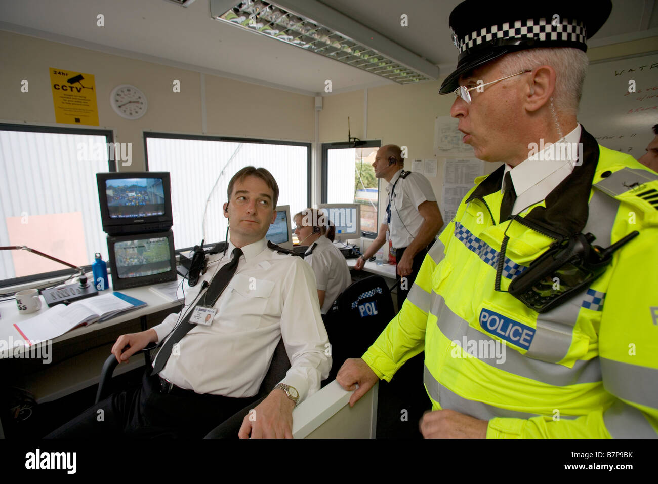 Il comandante del Hertfordshire Special Constabulary colloqui con il personale di polizia il monitoraggio del Watford Burnley corrispondono a Watford Foto Stock