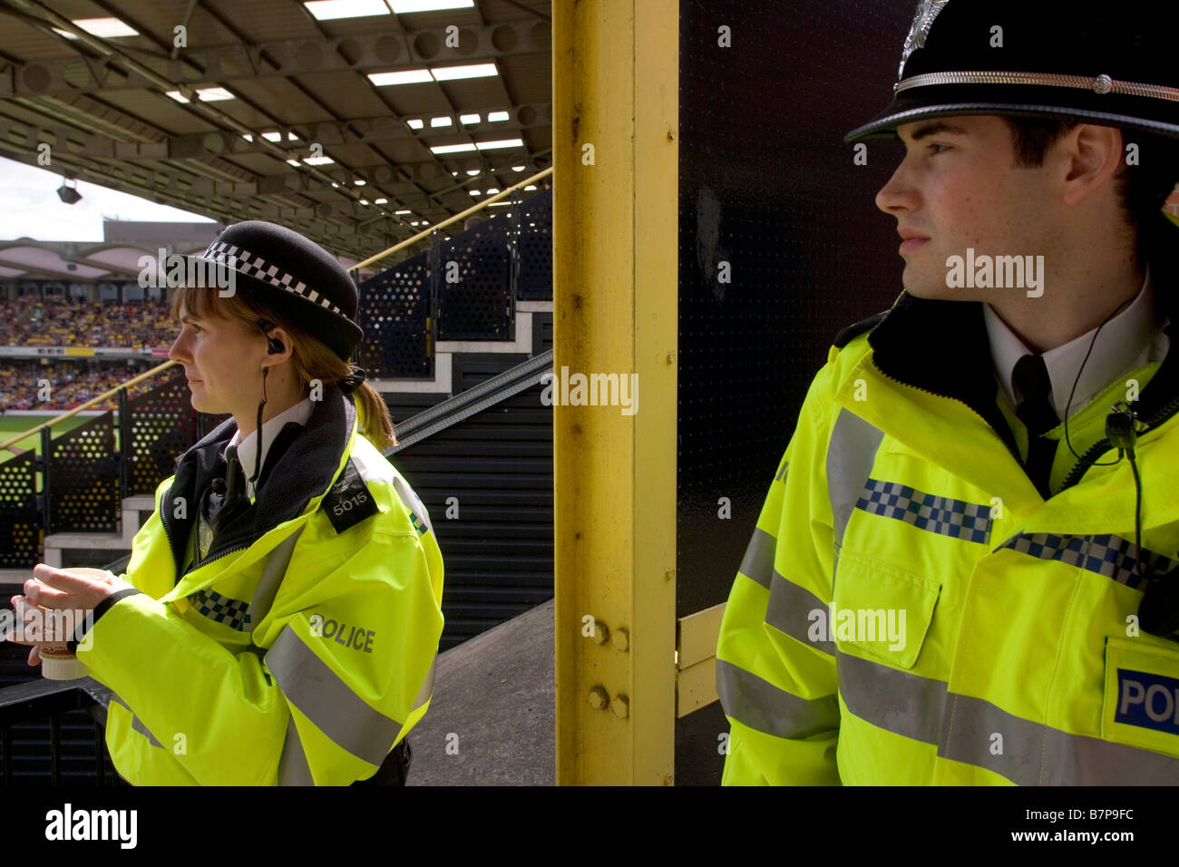 Speciale monitor poliziotti Watford sostenitori durante una partita di calcio a Watford Stadium Foto Stock