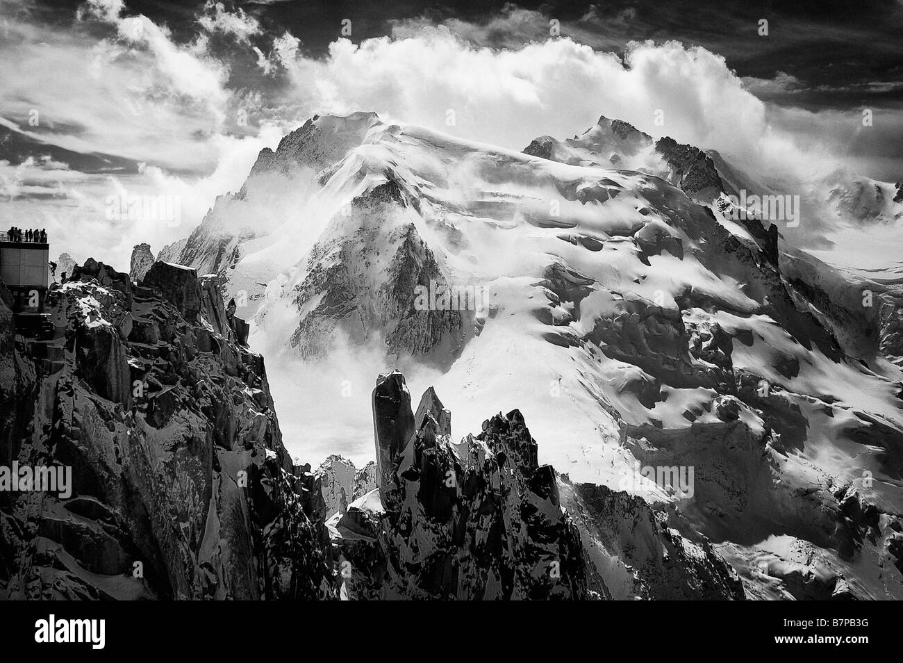 Mont Blanc du Tacul, Arete des Cosmétiques e piattaforma di osservazione dell'Aiguille du Midi la funivia, Chamonix, Francia. Foto Stock