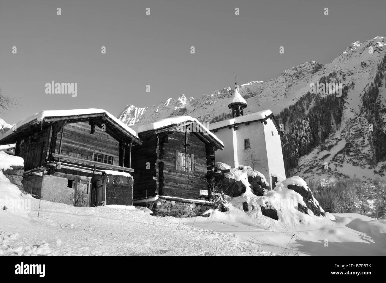 Vecchi chalets e cappella nelle alpi svizzere Foto Stock