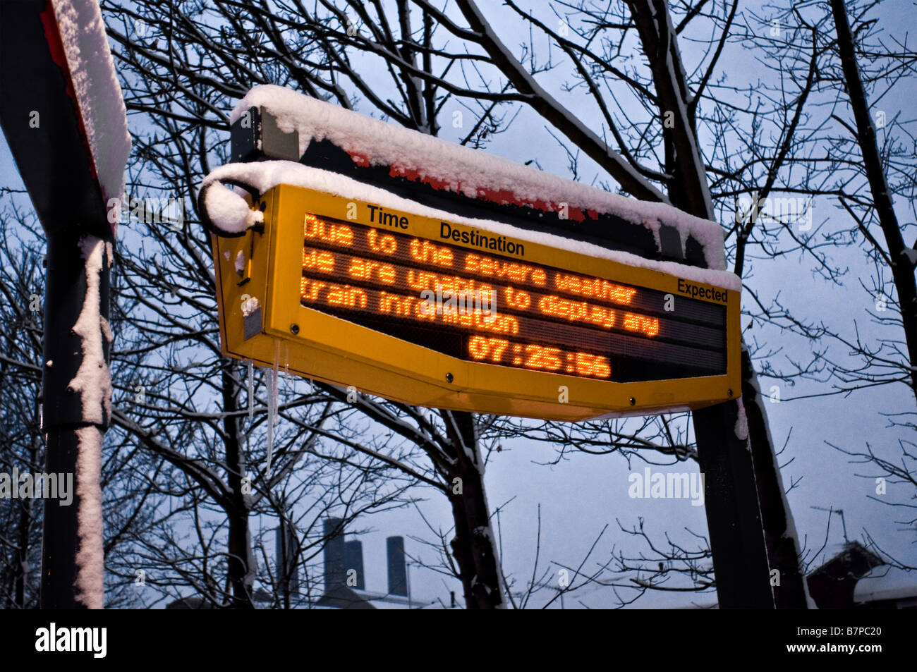 Treno informazioni display che mostra no treni perché la neve! Foto Stock