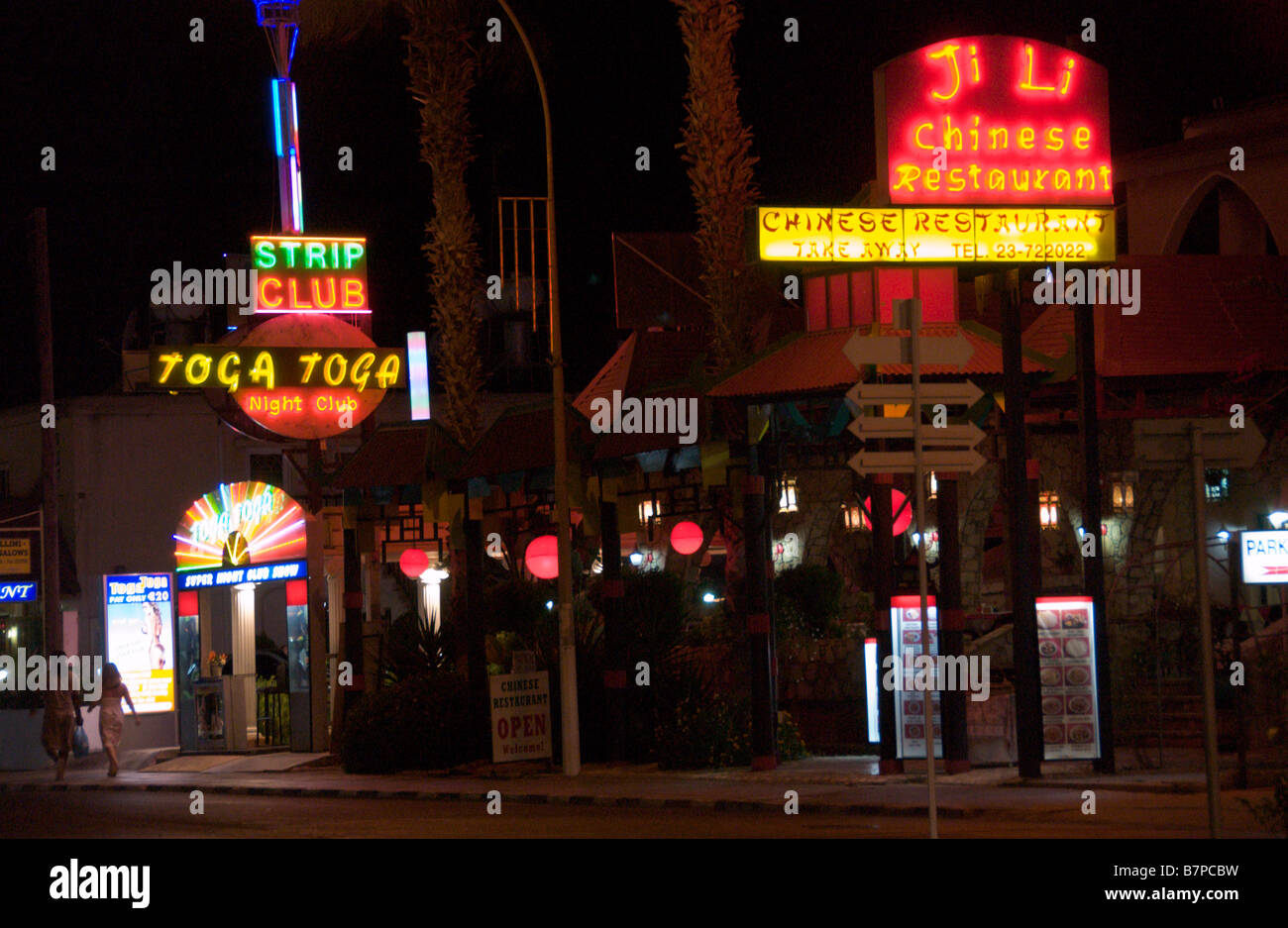Strada serale è di scena a Ayia Napa sull'isola del Mediterraneo orientale di Cipro UE Foto Stock