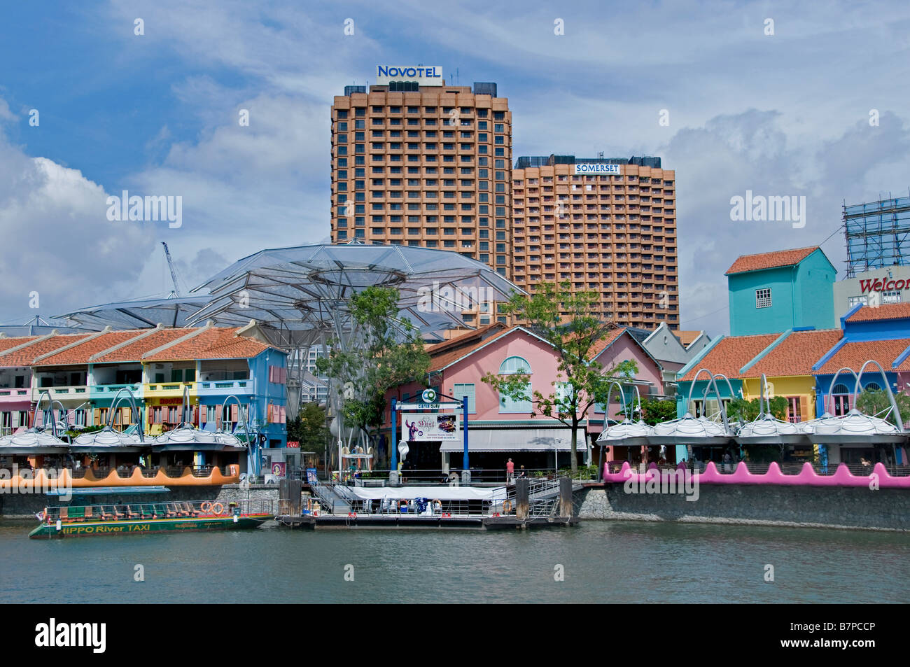 Clarke Clark Quay Singapore in barca sul fiume presente cinque blocchi di restaurata casa magazzini vari ristoranti e locali notturni Foto Stock