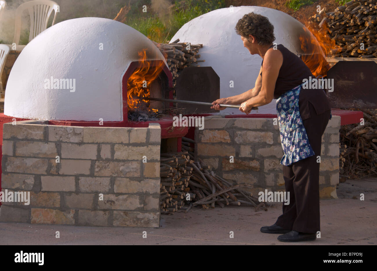 La cottura del pane nel forno tradizionale al ventiquattresimo Ayia Napa Festival sull'isola del Mediterraneo orientale di Cipro UE Foto Stock