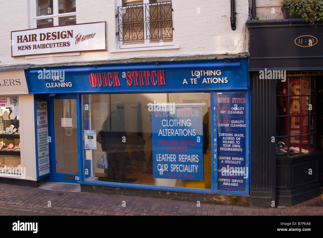 Maglia rapida di pulitura a secco e di alterazioni di abbigliamento shop store offrendo assistenza nello stesso giorno a Norwich, Norfolk, Regno Unito Foto Stock
