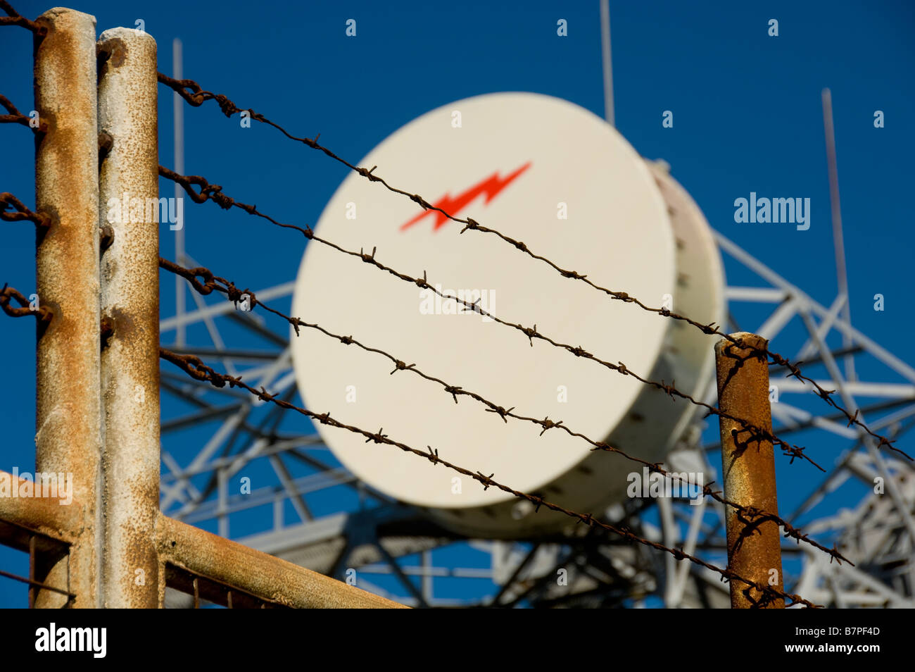 Filo spinato nella parte anteriore del piatto a microonde a comunicazioni stazione relè Foto Stock