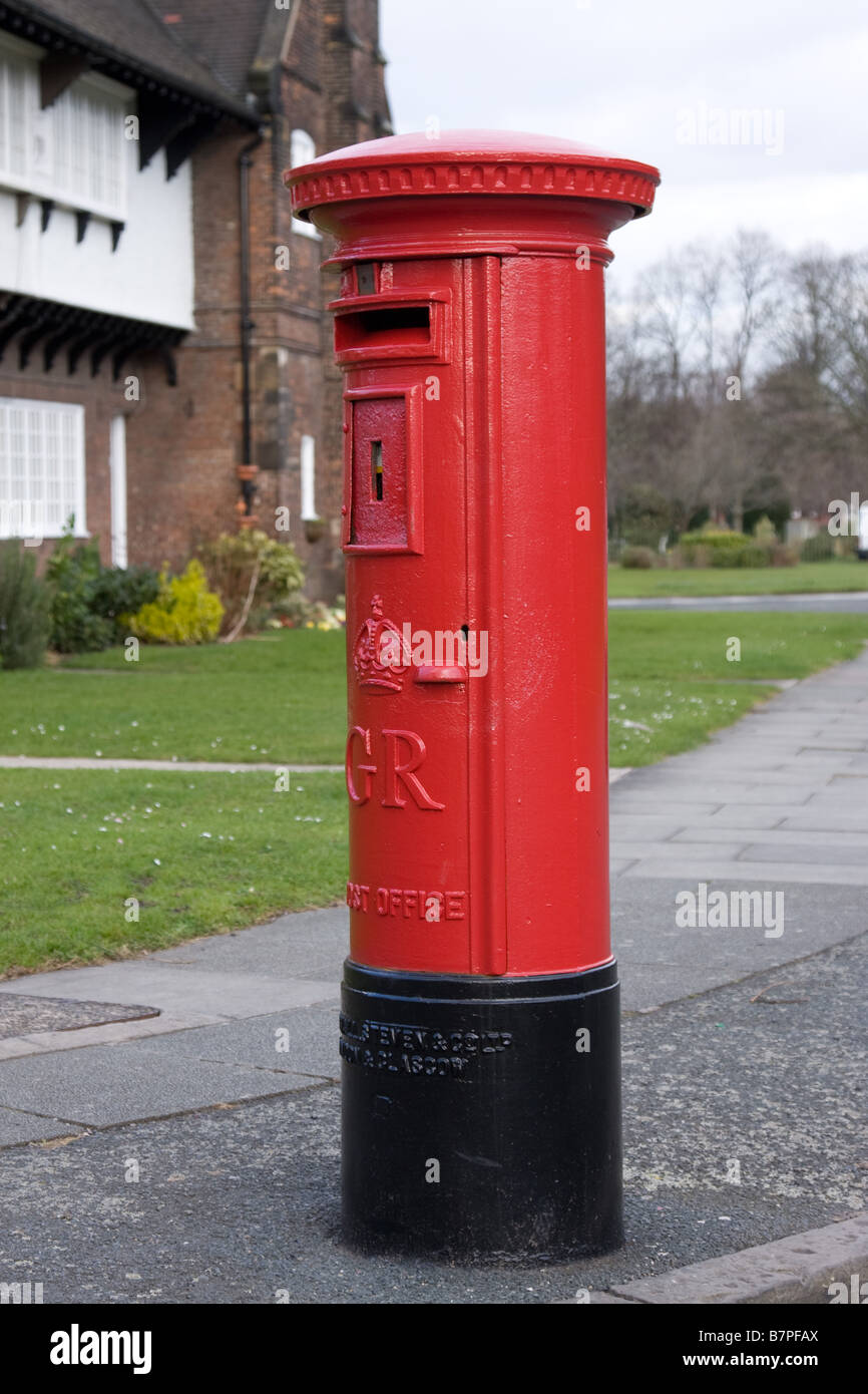 Un rosso tradizionale casella postale (pilastro box) in Port Sunlight, Wirral, Regno Unito Foto Stock