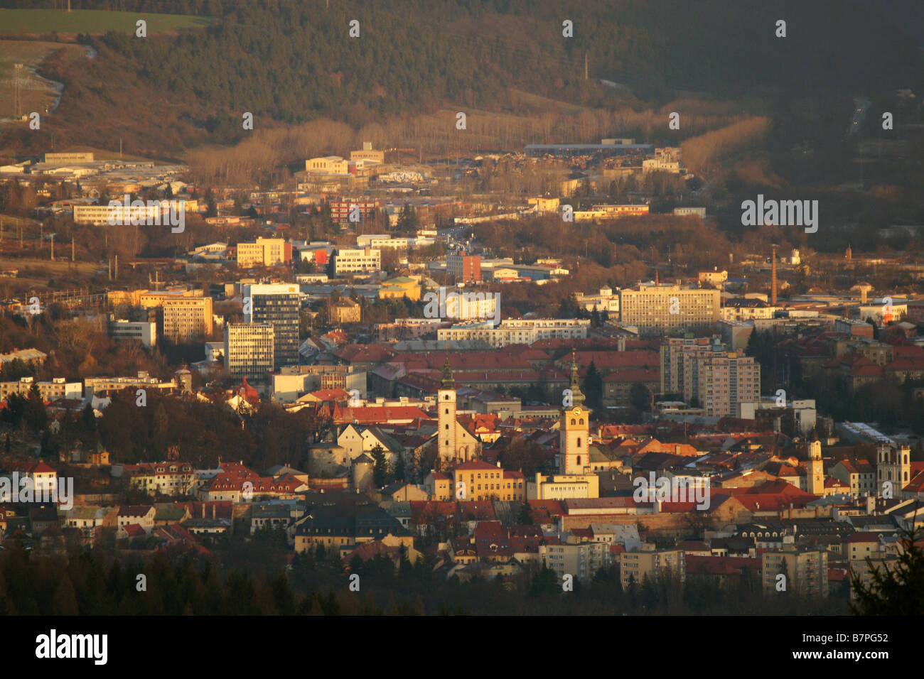 Banska Bystrica centro città e sulle montagne circostanti, Slovacchia sera Foto Stock