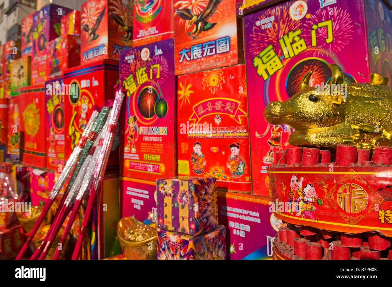 Fuochi d'artificio per la vendita durante il Nuovo Anno Cinese di Harbin nella Provincia di Heilongjiang Cina Foto Stock