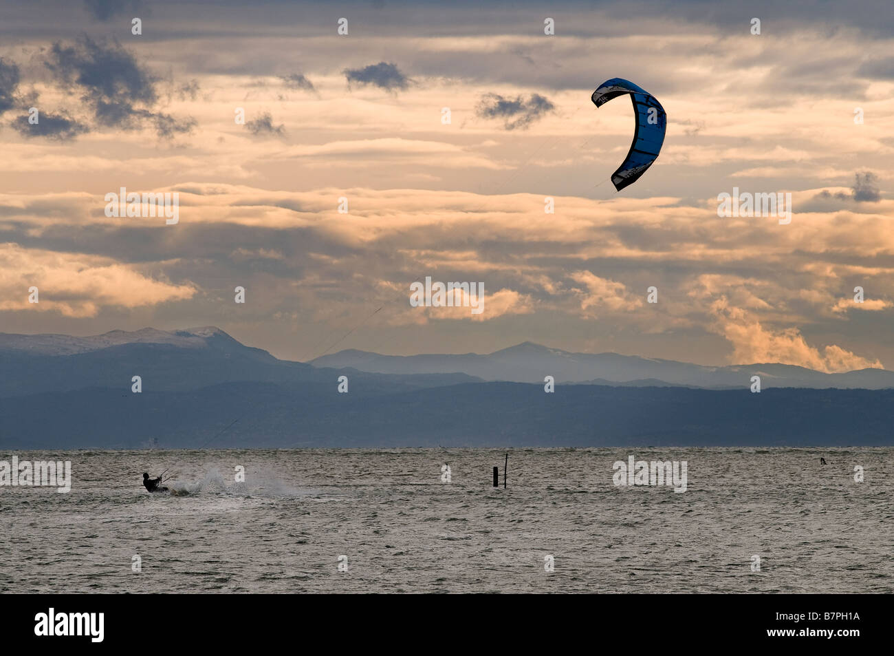 Kitesurf sul mare in inverno Foto Stock
