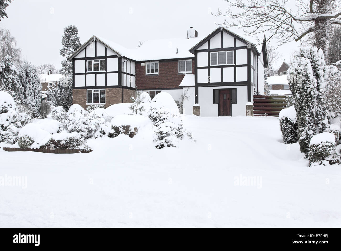 Vista frontale della casa unifamiliare in inverno con una coperta di neve Foto Stock