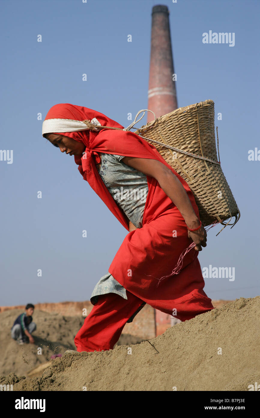 Donna che lavorano Kathmandu fabbrica di mattoni Foto Stock