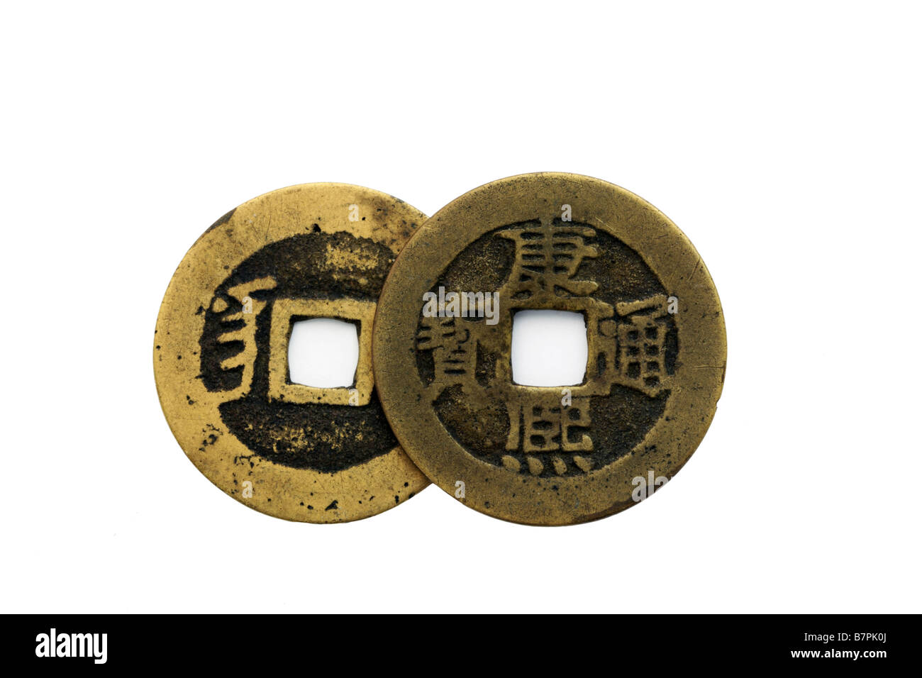 Isolato vecchie monete di rame dal periodo dell'imperatore Kangxi (1662 a 1722) nella dinastia Qing 1662, vera e propria antica Foto Stock