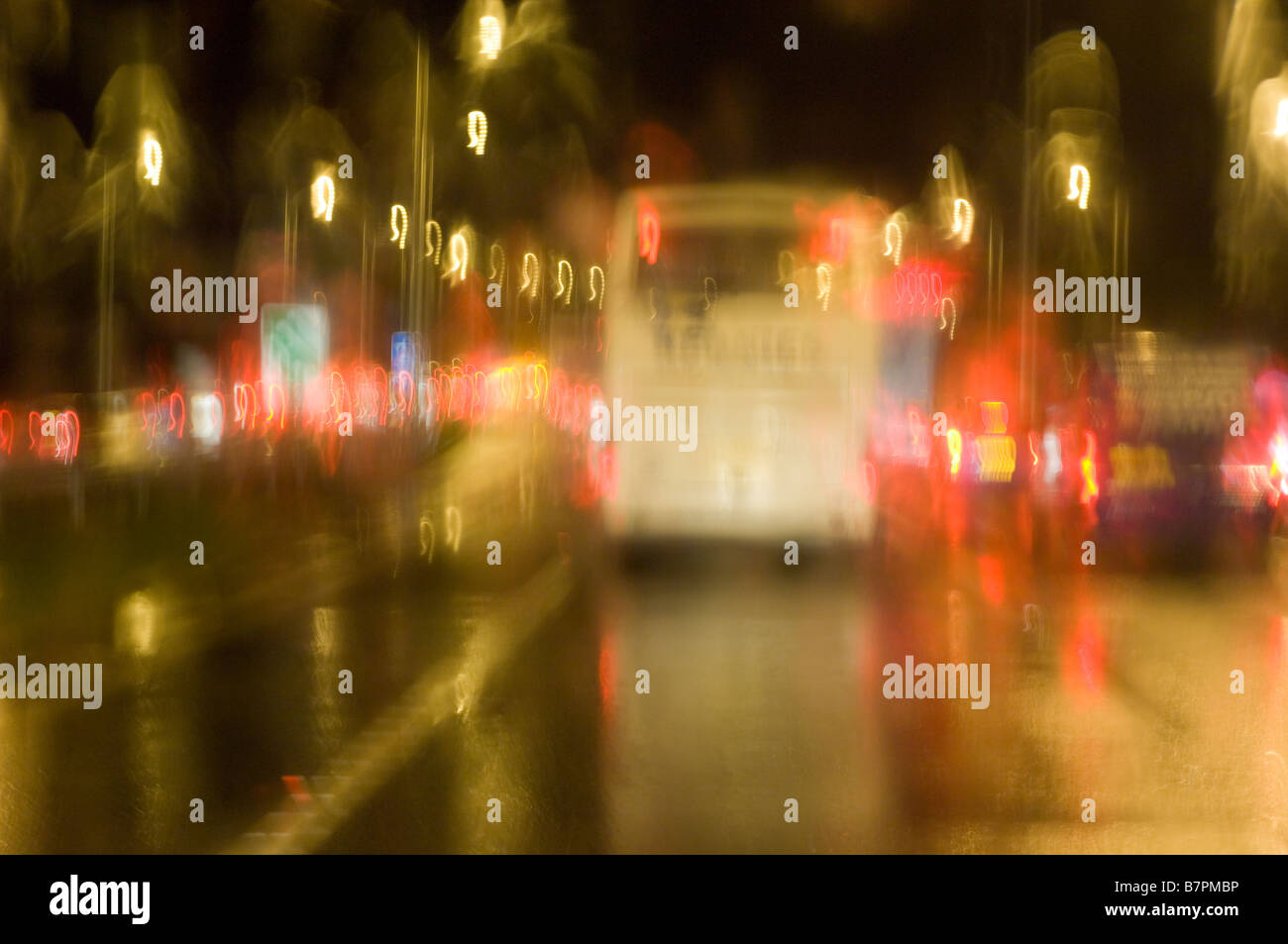 Ora di punta del traffico in heavy rain a Edimburgo, Scozia. Foto Stock