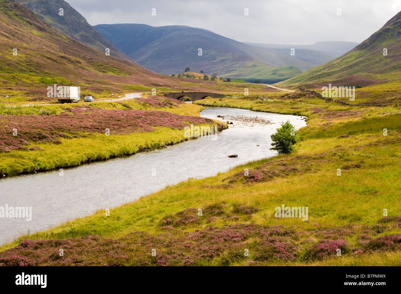 Glen Clunie vicino a Braemar,guardando a sud di Carn Aosda con il traffico sulla A93 road Foto Stock